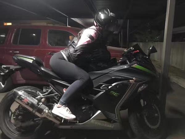 女生会骑摩托车是怎样的体验?