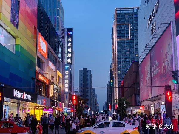 沈阳的两大商业步行街——中街和太原街两侧的高楼也不少,加上熙熙