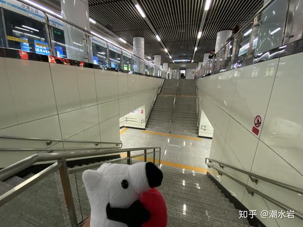 突然想到了北京地铁预留了三十多年的东四十条站,有几分神似.