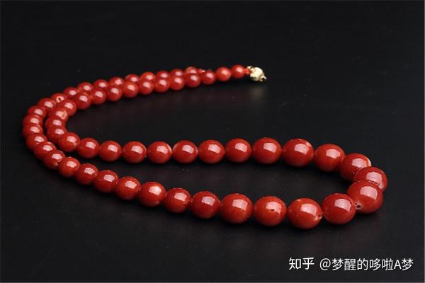 而市场上的红珊瑚饰品真假混杂,选购到假的红珊瑚,不仅容易变质,佩戴