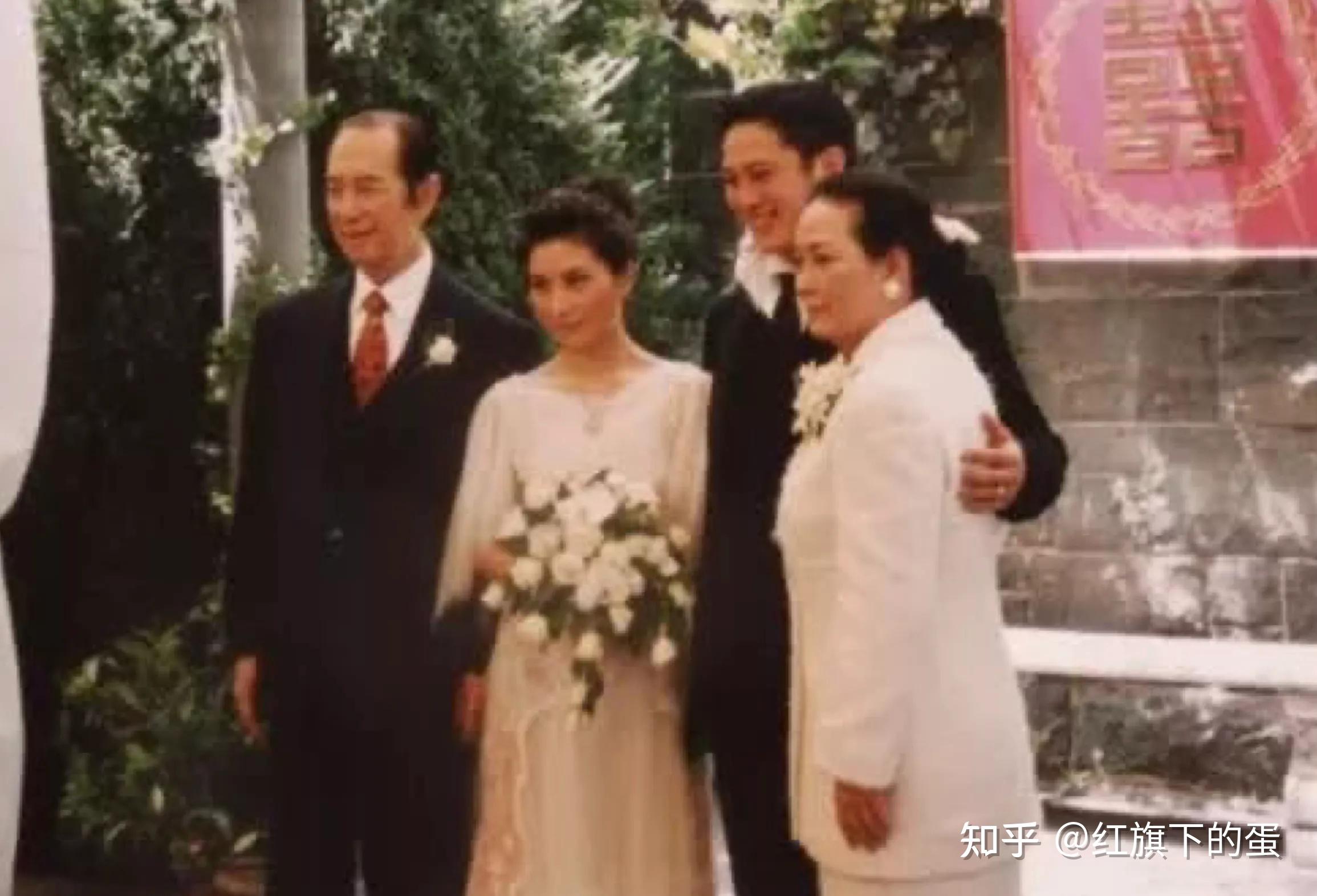 我们就拿何超琼来说,当年的她想进入娱乐圈并且跟陈百强爱得死去活来