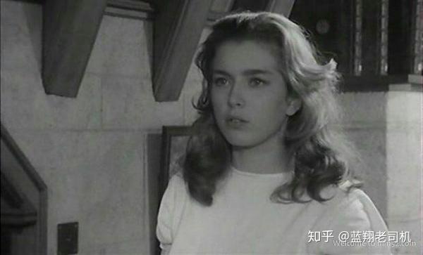 emmm,我觉得法国经典电影《虎口脱险》中的女主角玛丽杜布瓦就很漂亮