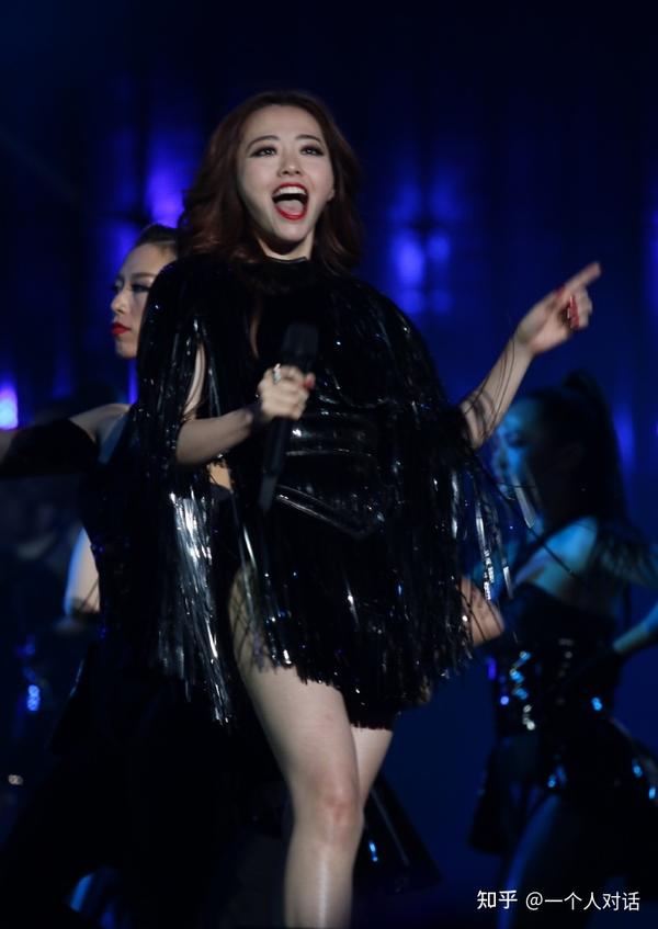 高跟活动现场美腿玉足生图超好看的女明星壁纸图片高清美女演唱会皮裤