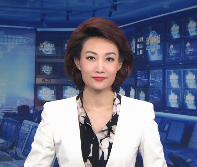 央视名嘴李梓萌人美气质佳穿搭复古西装帅出天际至今仍单身