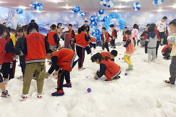 校园冰雪节!炎炎夏日,这个学校居然搬来了几吨真雪!