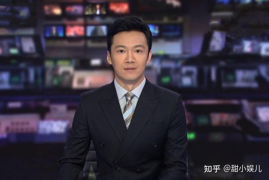 搞笑的新闻主播上半身穿得多正经下半身就穿得多随意