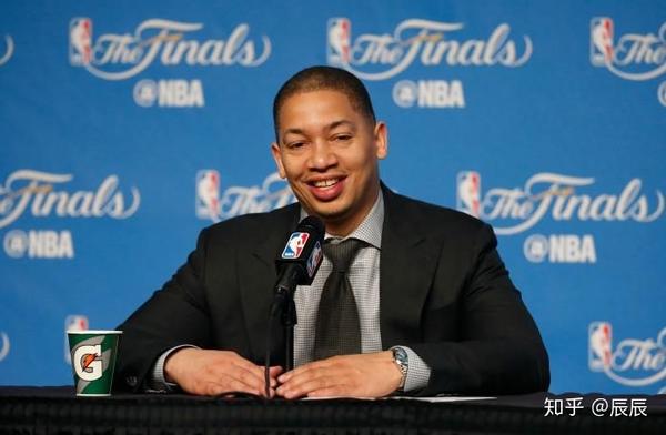 前骑士教头,现任快船助教泰伦·卢(tyronn lue)