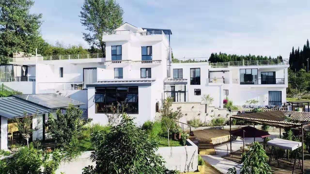 由于引舍地处红枫湖生态环境保护区 故而我们在改造方面 做了环保,可