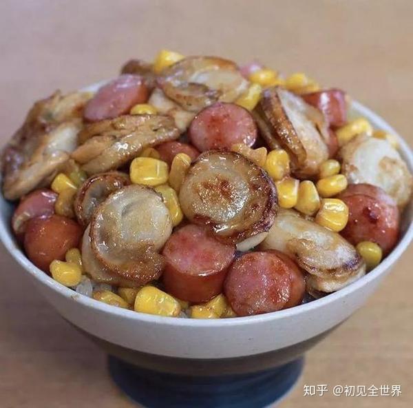 扇贝香肠饭,重点是用黄油炒制,酱油提味,一碗"黯然销魂"饭就做好啦!