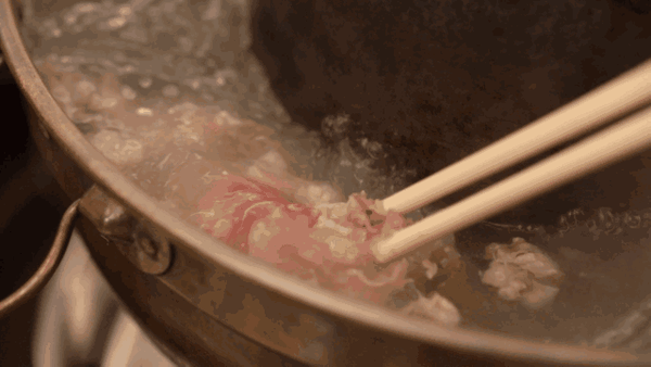 真正能称得上好吃的,应该是更加市井气的 铜锅涮羊肉.