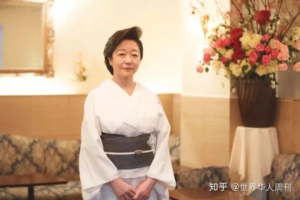 名校毕业后,她成了日本第一妈妈桑:首相为她倾倒,53岁仍是头牌