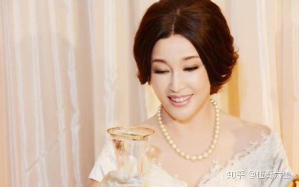 67岁刘晓庆近照曝光,扮嫩成功少女感十足,年轻人都不敢这样穿?
