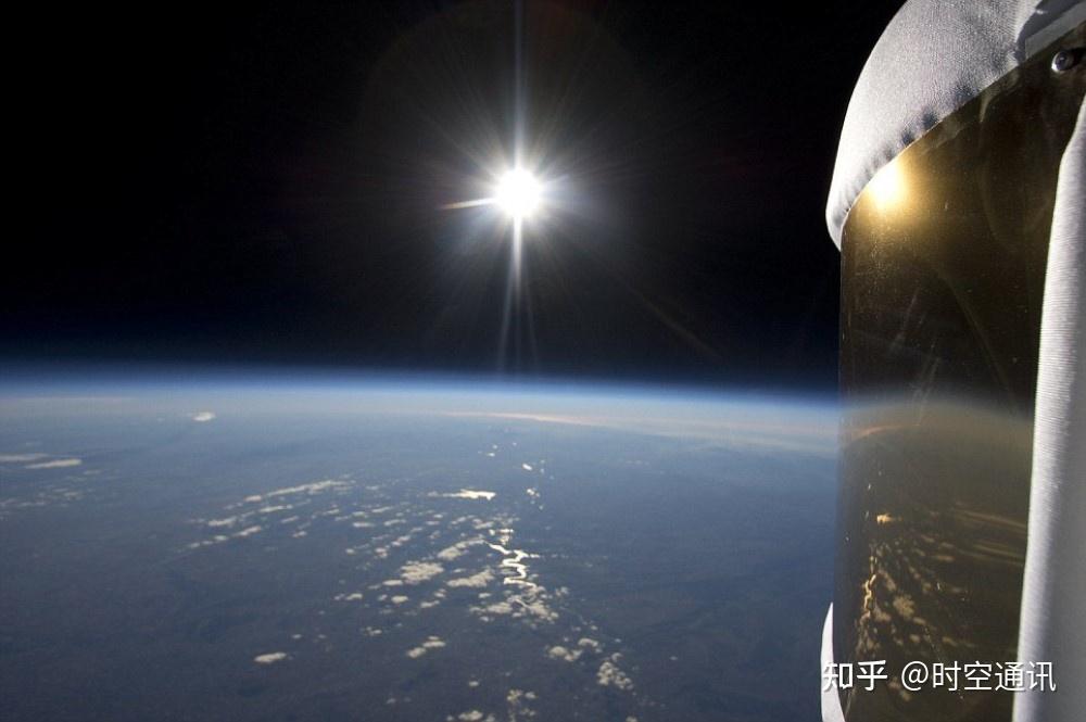 如果带着降落伞从太空跳下会出现什么状况能安全落地吗
