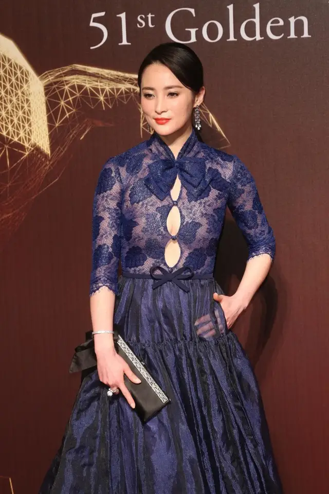 蒋勤勤对自己太狠了穿蕾丝连衣裙直接透隐形bra都不遮一遮