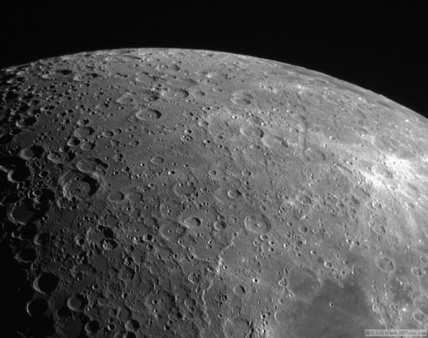 月球    能看到月球表面的环形山,清晰度就和下面这张一样.