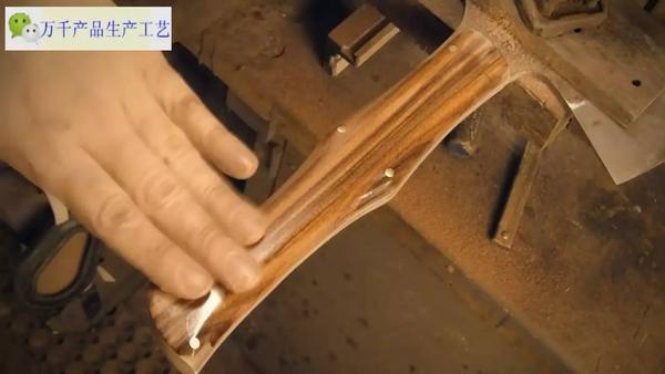 用废旧的锯片打造一把斧头和刀,你也可以做的到.