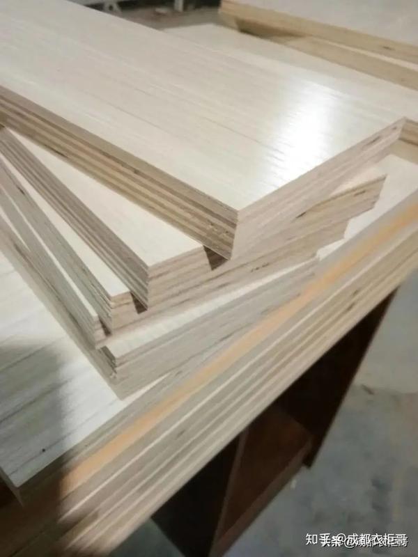 那个是很便宜的板子,就是用建筑工地上废弃的建筑模板加工而成的,那个