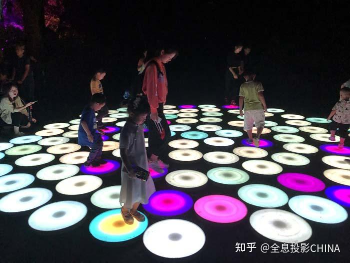 例如广场中心可以做地面互动投影,当游客走进互动区域内,游客可以