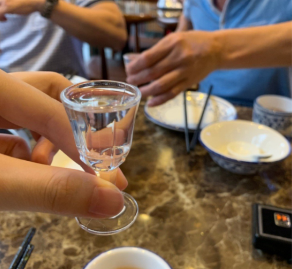 酒桌上光会喝酒不会倒酒可不行,酒场人建议掌握四点,给人好印象