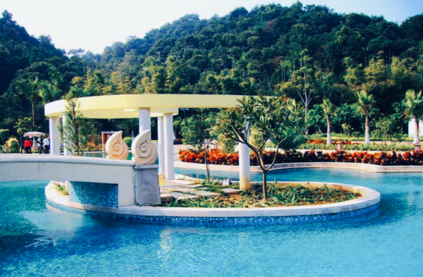 这家温泉度假酒店,位于国家级森林公园——南昆山的脚下,距广州市