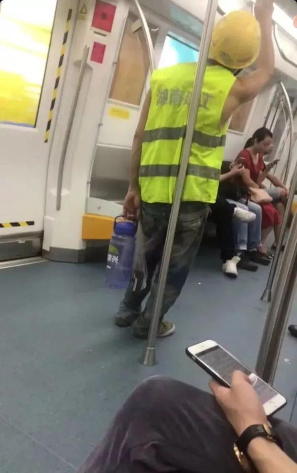地铁上,小哥疲惫的背影看得人心酸 明明半截车厢都是空的还是坚持站着