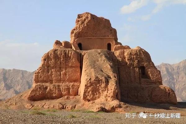 苏巴什古城又称昭怙厘大寺,距离库车县约20km,这里是传说中女儿国的