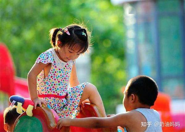 幼儿园园长提醒夏天天气再热也不要让小女孩穿裙子上学