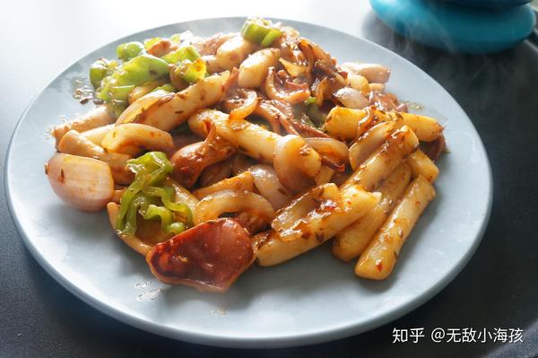 【小海家庭厨房】家庭美食-网红铁板鱿鱼炒年糕