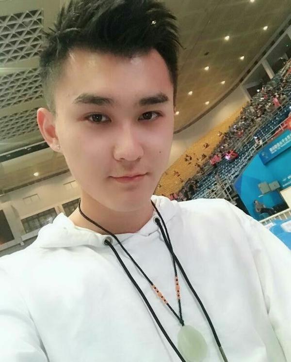 家有没有一个微信名叫frank子轶微信号y18935269442的男护肤老师28岁