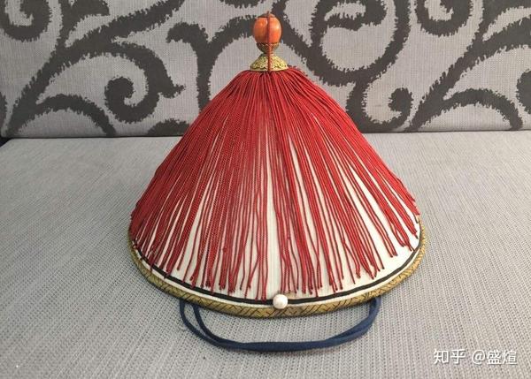 "顶戴花翎"是清朝的官帽,分两种:一种是凉帽,另一种是暖帽.