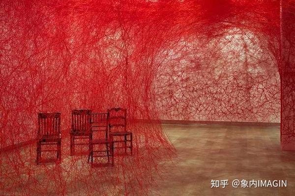 红线,始终贯穿在盐田千春的作品里,引领观众身陷到一个红线编织而成的