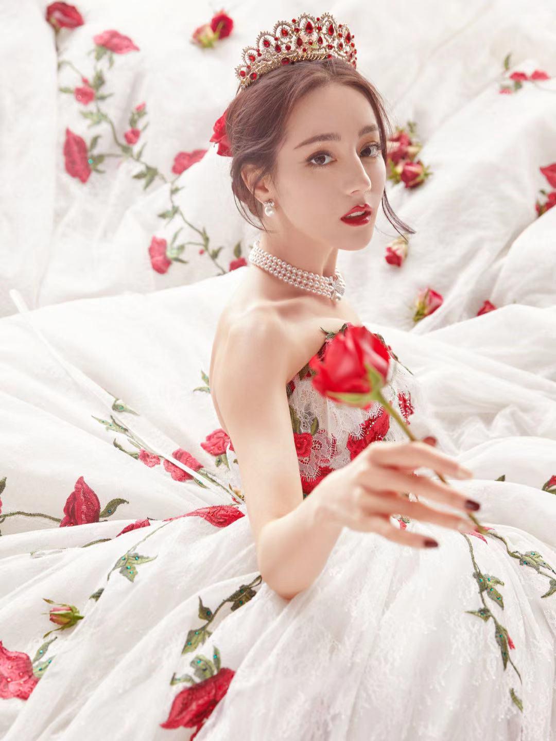 迪丽热巴是玫瑰园在逃公主吧?太美了