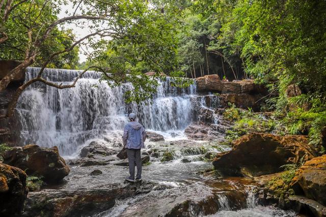 钦州八寨沟景区位于广西十万大山北麓,沟谷内的森林植被茂密,河谷风景