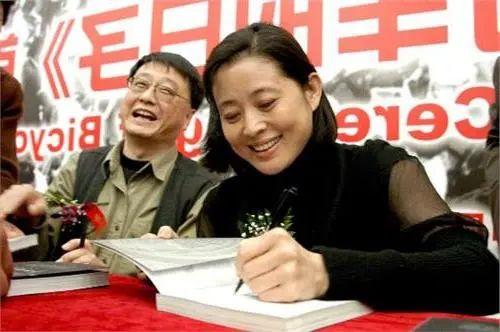 那是1999年,倪萍的儿子刚刚出生三个月,就被查出先天性白内障,面临