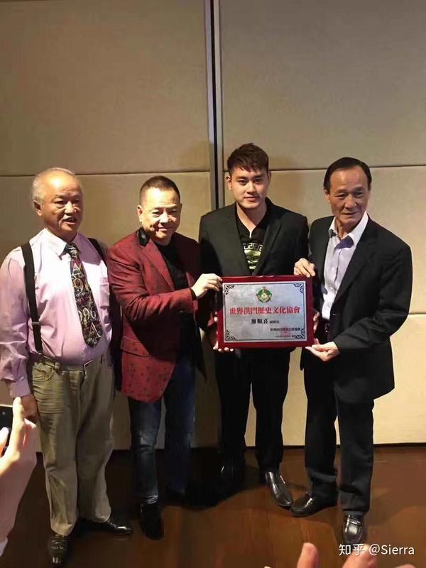 洪门大哥尹国驹成功推出——忠义洪门啤酒,爱国认真,团结一心!