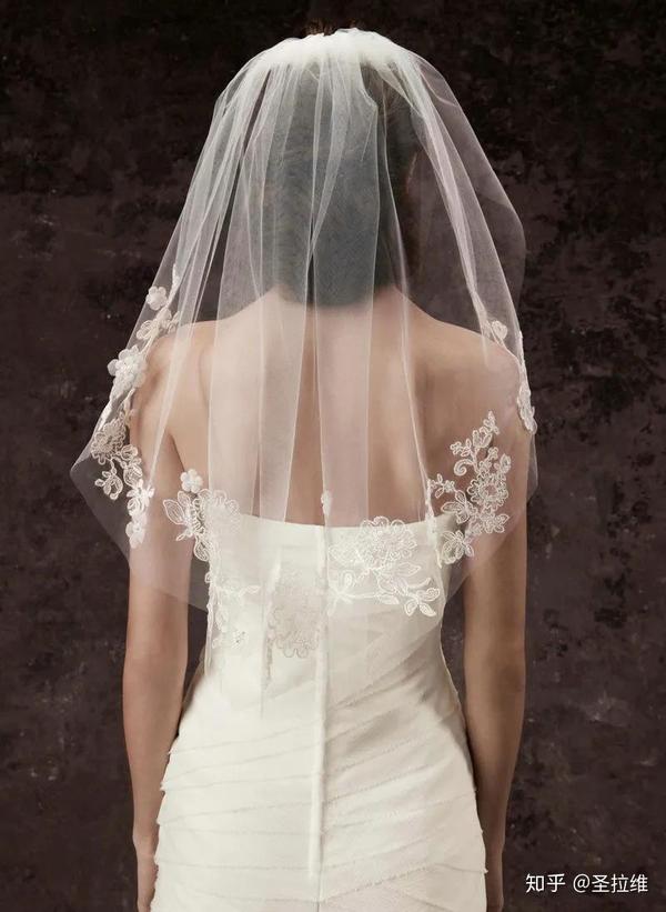 这种款式的头纱刚刚遮住新娘的半脸,呈现出犹抱琵琶半遮面的朦胧感