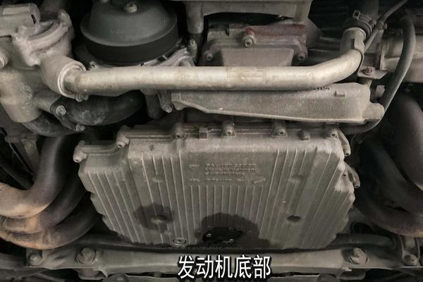 检查发动机油底壳发现有渗油的痕迹,但是并不严重.