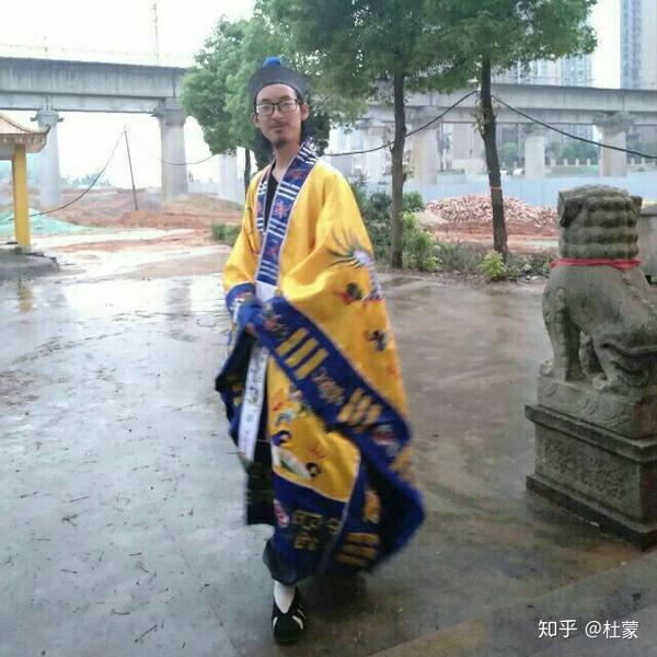 现代道士的道服是怎么样的