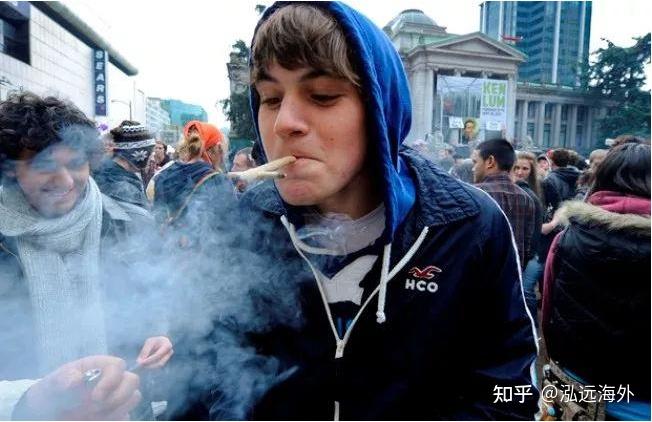 吸烟法规严格,但可以吸大麻