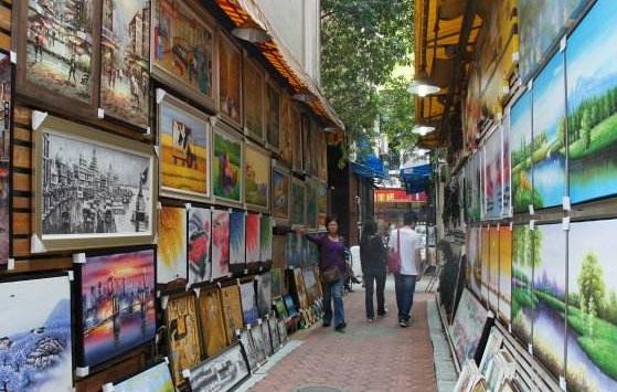 大芬油画村:一个有着几百家经营门店的知名行画生产基地和交易市场