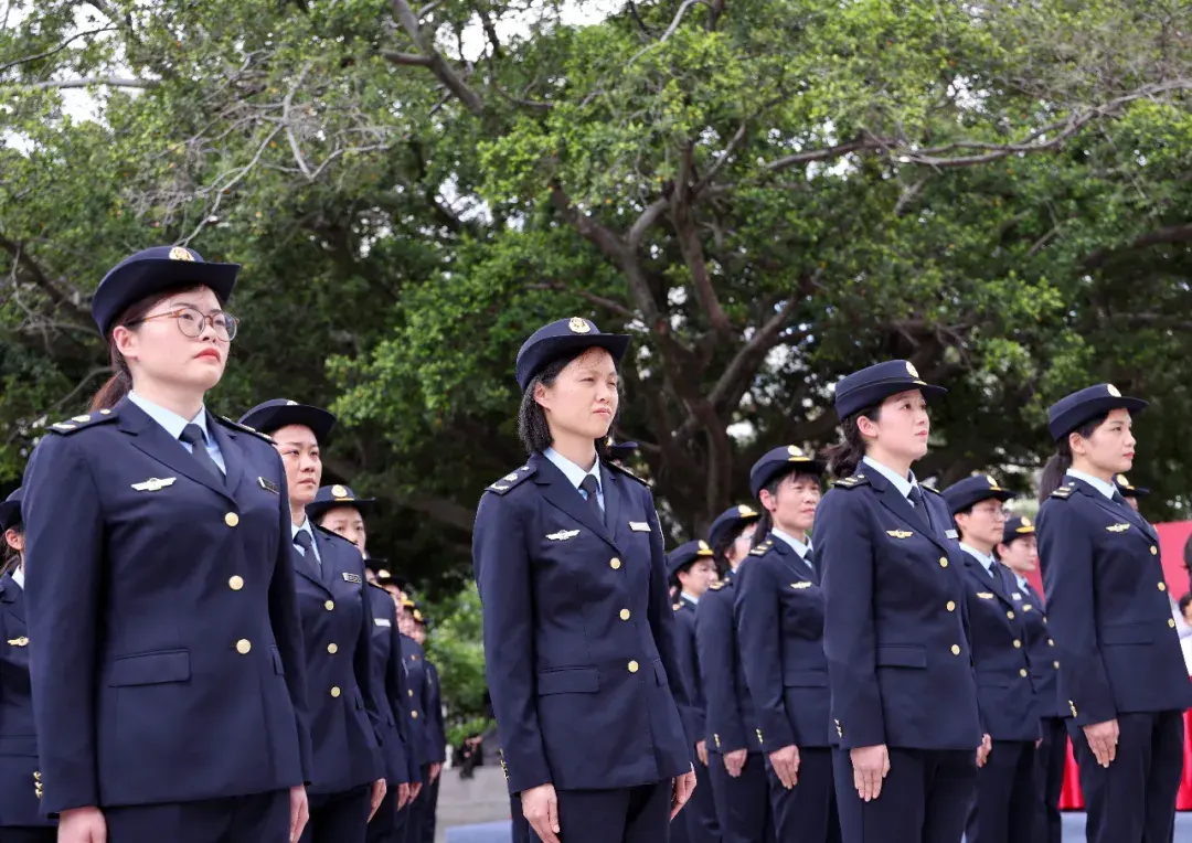 为加强综合行政执法制式服装和标志管理,推进规范文明执法,生态环境部