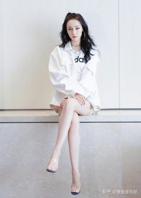 迪丽热巴的细长美腿,性感风情美女傲人事业线,高能来袭!