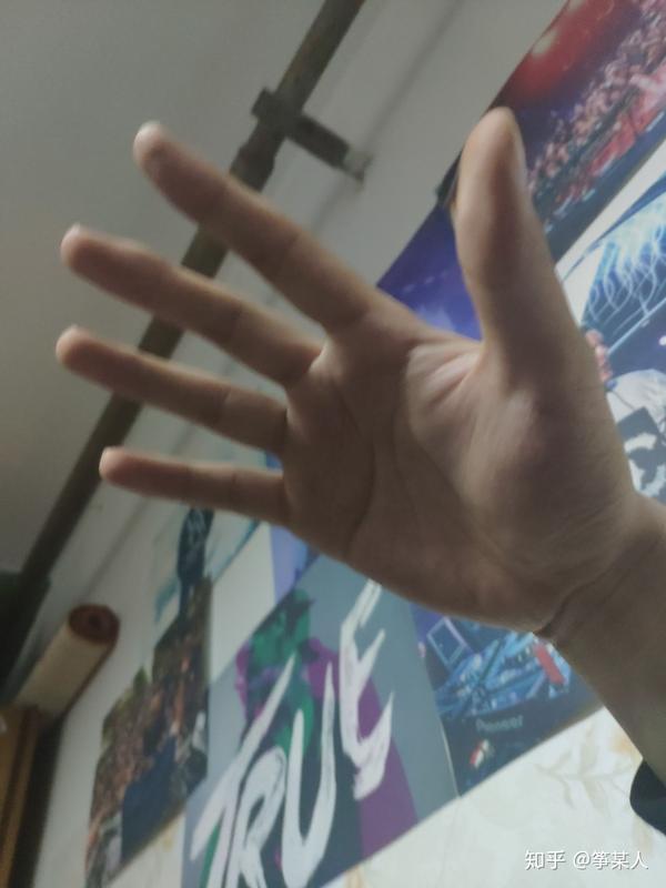 从小就经常被人夸手好看 我奶奶也说我的手像一双女人手 但最近长胖