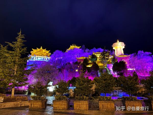 香格里拉独克宗古城月光古城的夜景,伯曼旅行带你香格里拉古城旅游漫