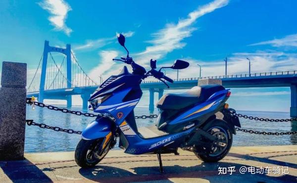 又一款国产高端电摩,极速122km/h,续航170公里,中置4000w电机