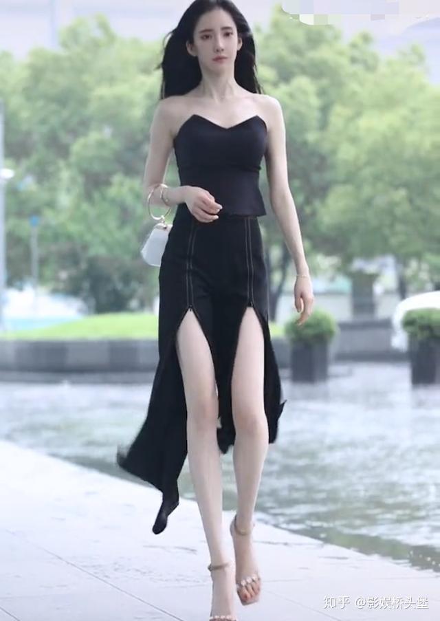 网红一姐潘南奎引争议当众用长腿臀部关车门秀性感被批博眼球