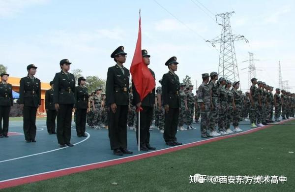全体师生肃立,庄严的升国旗仪式即将