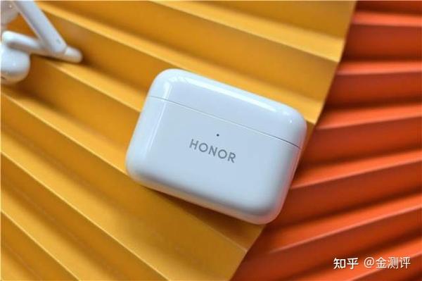 此次我也同步入手了白色款的荣耀 earbuds 2 se真无线耳机,整个耳机的
