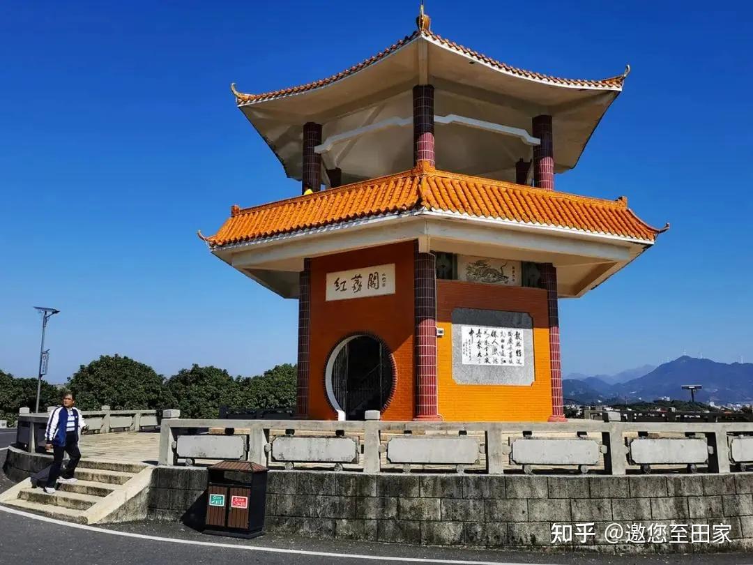 风雨廊桥与两岸绿叶红荔的荔枝树相互辉映…这里是高州市根子镇元坝