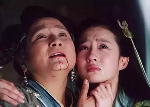 刘亦菲与郑佩佩,也自《仙剑奇侠传》的姥姥和灵儿后,再次同框重逢.
